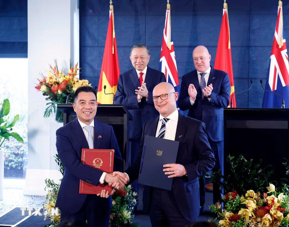 ddb41c54c45-_ttxvn-tong-bi-thu-chu-tich-nuoc-to-lam-va-thu-tuong-new-zealand-chung-kien-le-trao-van-kien-hop-tac-3.jpg.avif