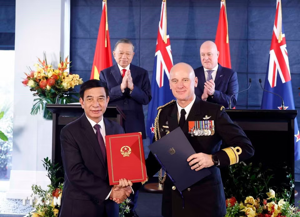 ddb41c54c45-_ttxvn-tong-bi-thu-chu-tich-nuoc-to-lam-va-thu-tuong-new-zealand-chung-kien-le-trao-van-kien-hop-tac-4.jpg.avif