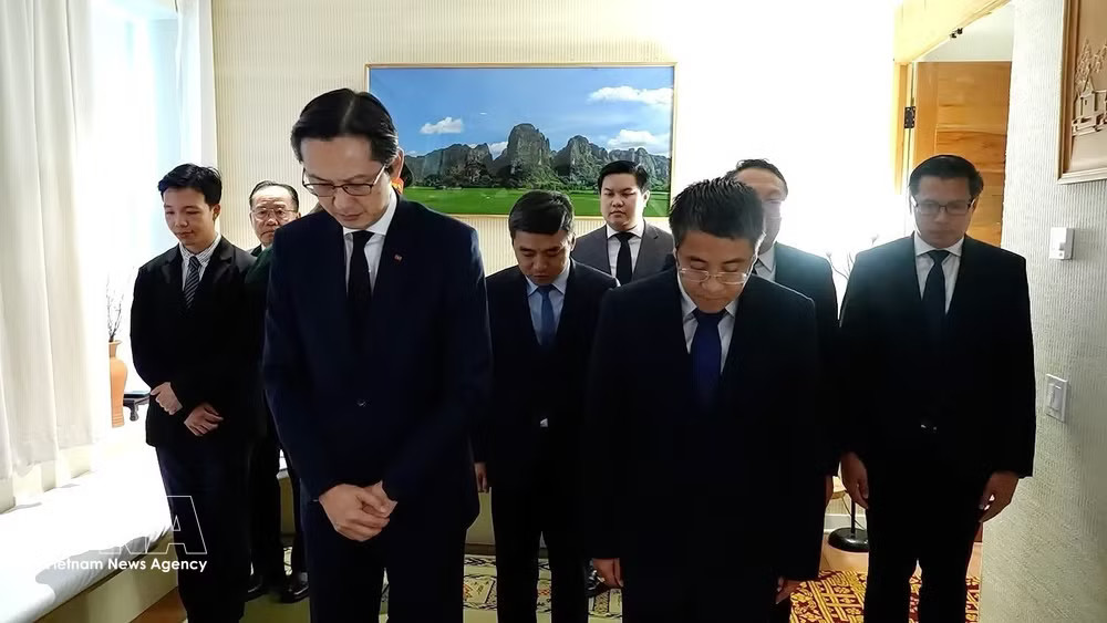 vnanet-potal-truong-phai-doan-thuong-truc-viet-nam-tai-lhq-vieng-va-ghi-so-tang-tuong-niem-chu-tich-quoc-hoi-lao-xaysomphone-phomvihane-8952459.jpg