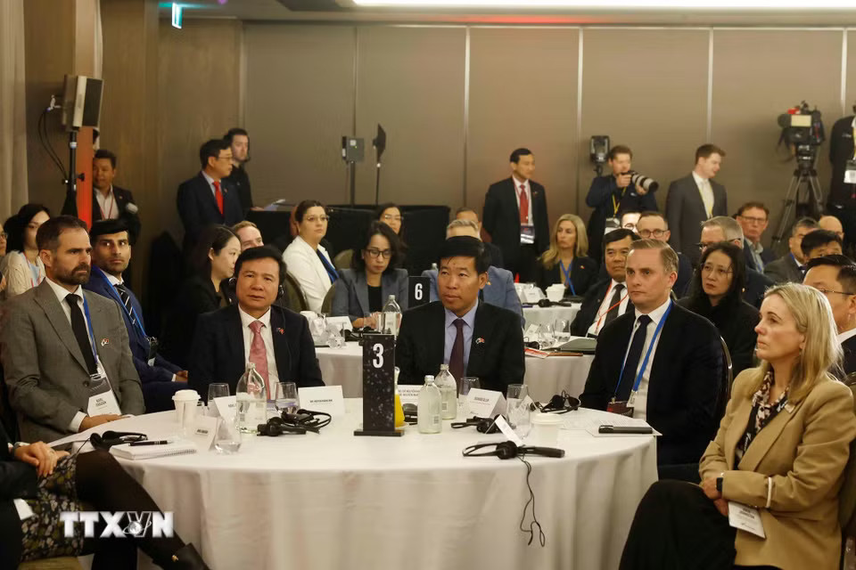 e33afeb04a59491d453df73df42b32acd4496fb-_ttxvn-tong-bi-thu-chu-tich-nuoc-du-toa-dam-doanh-nghiep-viet-nam-new-zealand-7.jpg.avif
