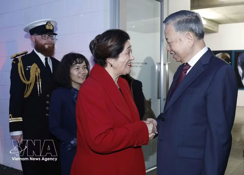 Governor-General of New Zealand Cindy Kiro (left) welcomes General Secretary of the Communist Party of Vietnam Central Committee and President To Lam to the StarkWhite photo exhibition by photographer Fiona Pardington in Auckland on August 13. (Photo: VNA) 