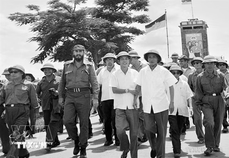Cuban leader Fidel Castro and Vietnamese Prime Minister Pham Van Dong visit Dong Ha town in 1973 (File photo: VNA)