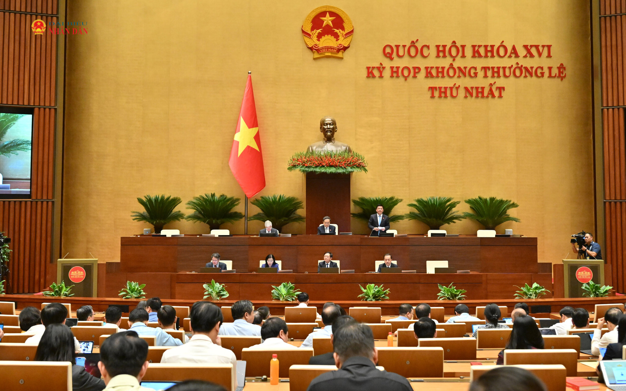 pho-chu-tich-quoc-hoi-nguyen-hong-dien-dieu-hanh-phien-hop-sang-13-8vqk_9492.jpg