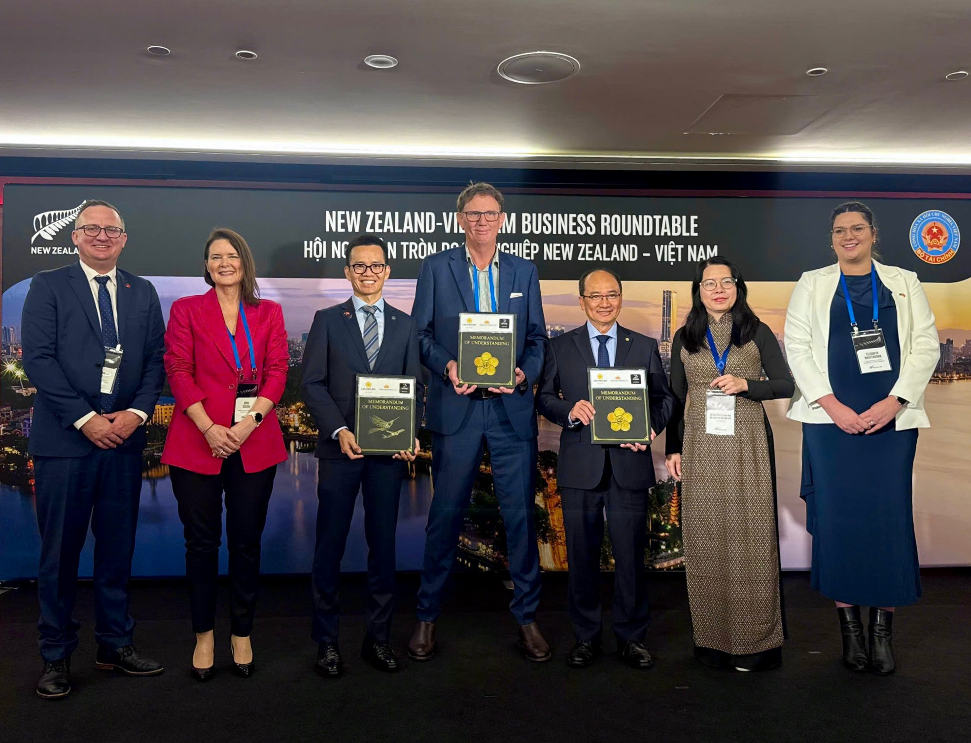 1. Vietnam Airlines bắt tay Saigontourist và Distinction Hotels Group thúc đẩy du lịch Việt Nam và New Zealand