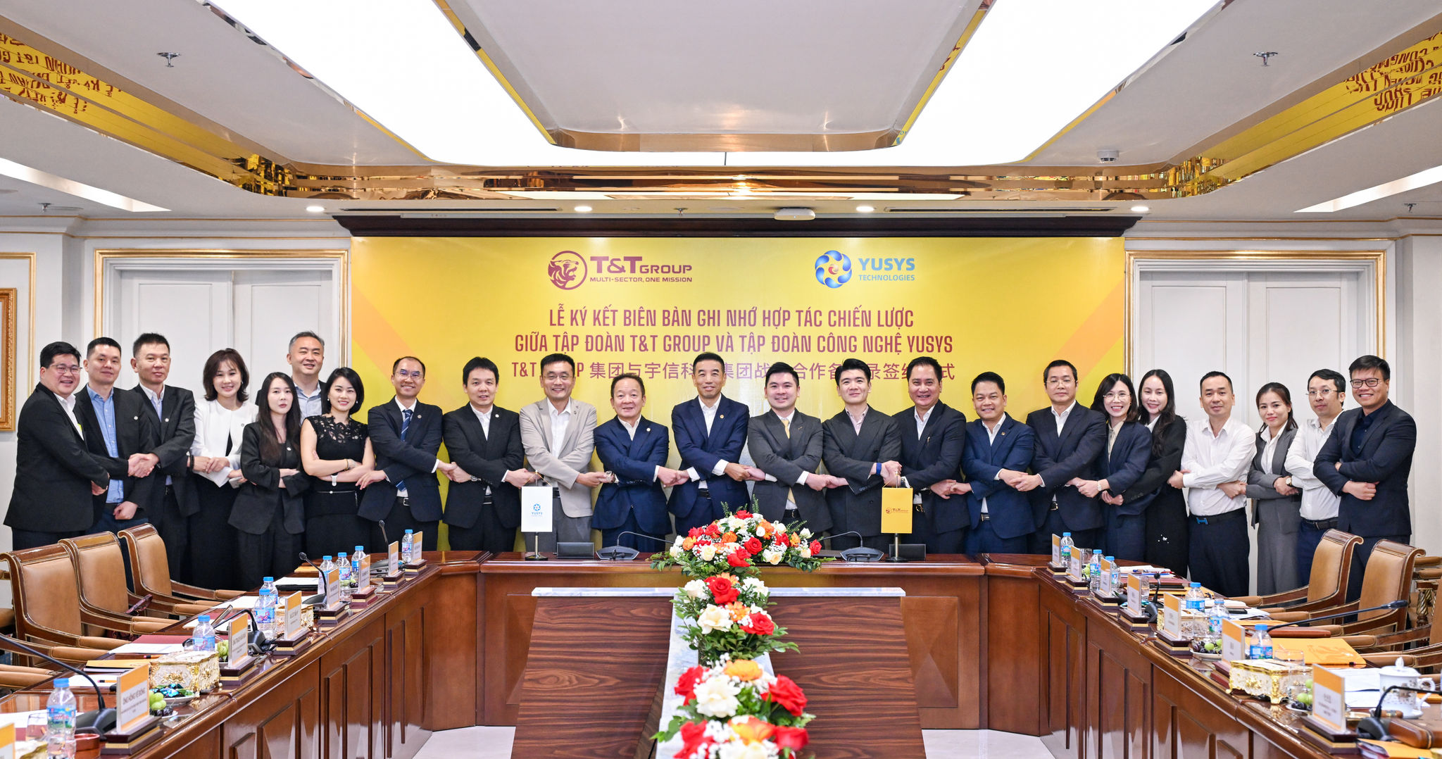 Lãnh đạo và đại diện T&T Group, Yusys Technologies chụp ảnh lưu niệm 