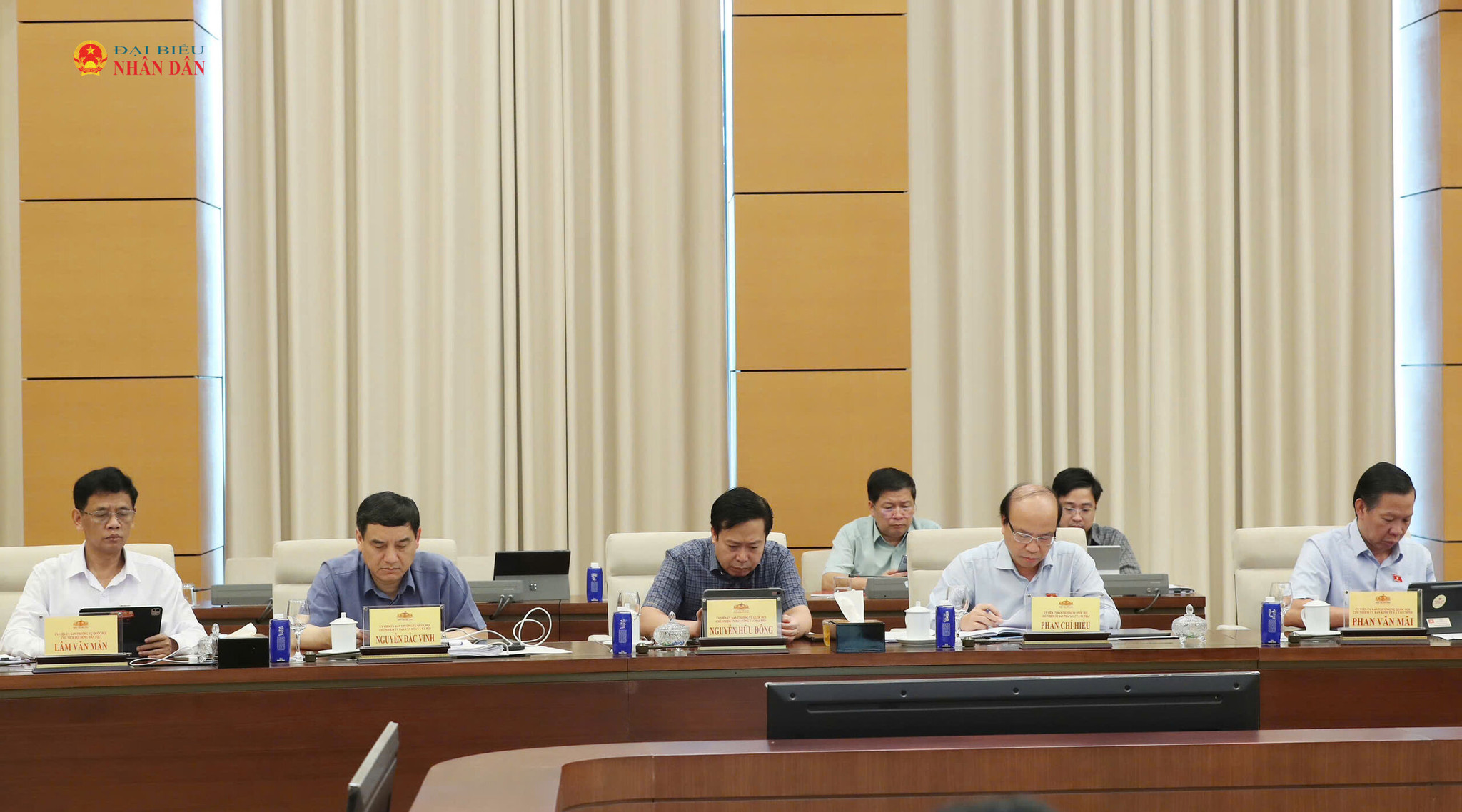 Các đại biểu tại phiên họp