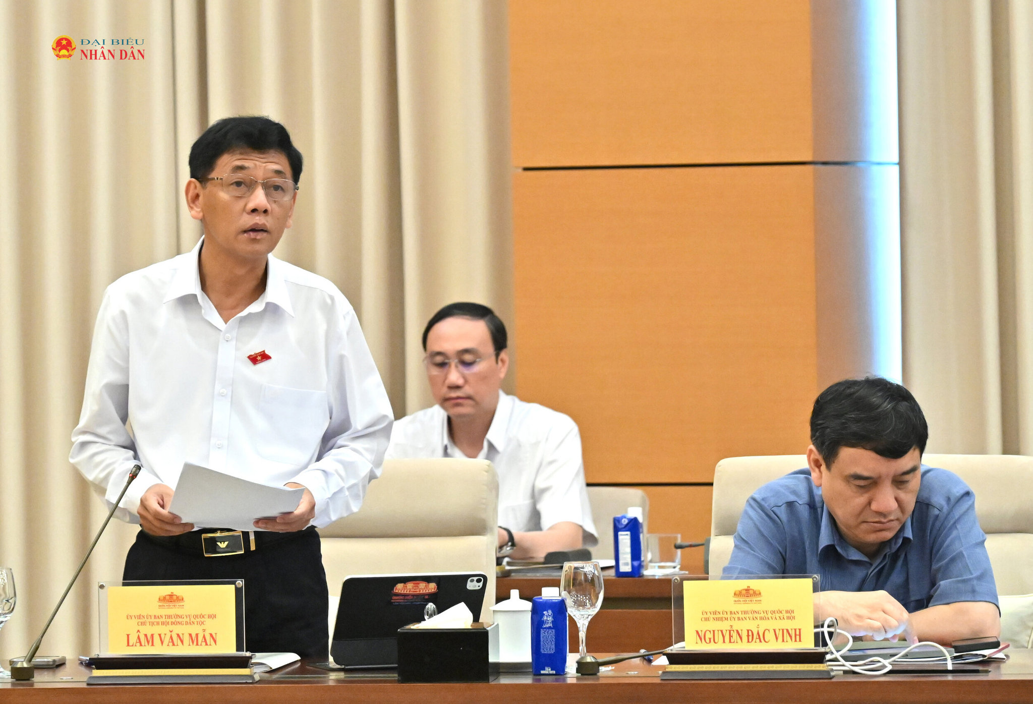 chu-tich-hoi-dong-dan-toc-lam-van-man-trinh-bay-bao-cao-tham-tra.jpg