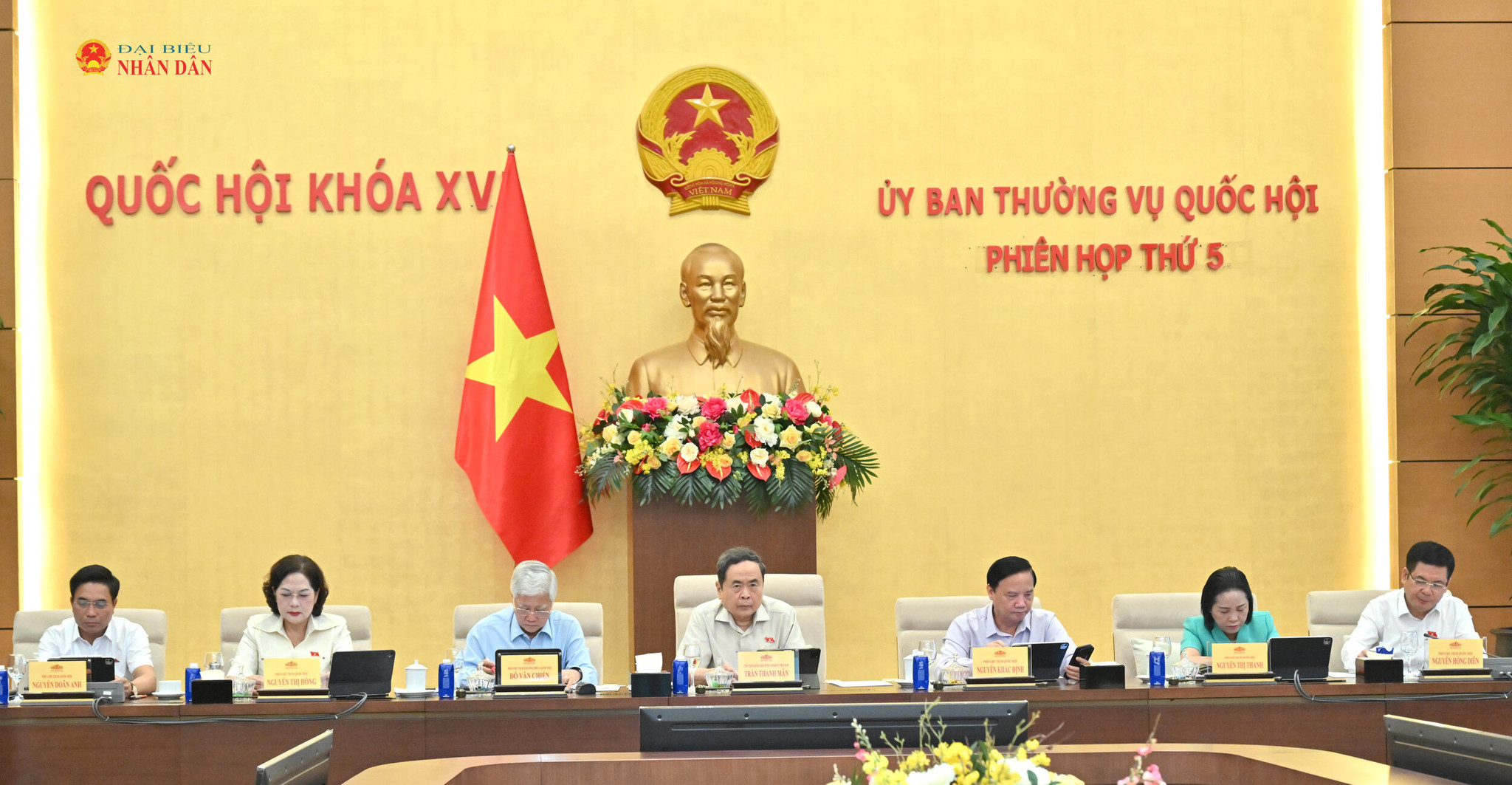 chu-tich-quoc-hoi-tran-thanh-man-va-cac-pho-chu-tich-quoc-hoi-tai-phien-hop.jpg