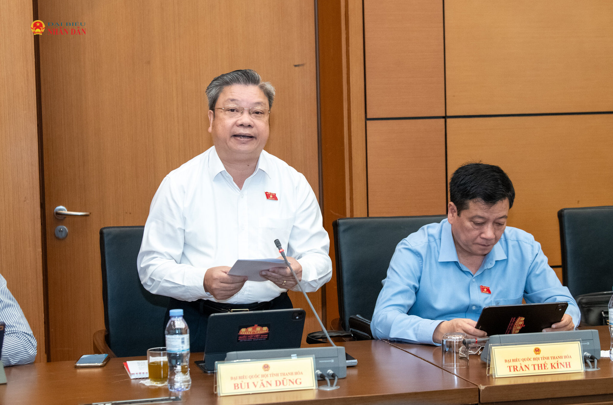 ĐBQH Bùi Văn Dũng tích cực đóng góp ý kiến tại các phiên thảo luận tổ. Ảnh: Lâm Hiển