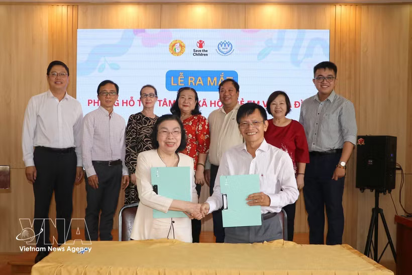Chairwoman of the Ho Chi Minh City Association for Protection of Children’s Rights Mai Thi Ngoc Mai and Chairman of the Ho Chi Minh City Association of Psychology and Education Dinh Phuong Duy sign an MoU to establish and operate a psychological and social support office for children and families. (Photo: VNA)