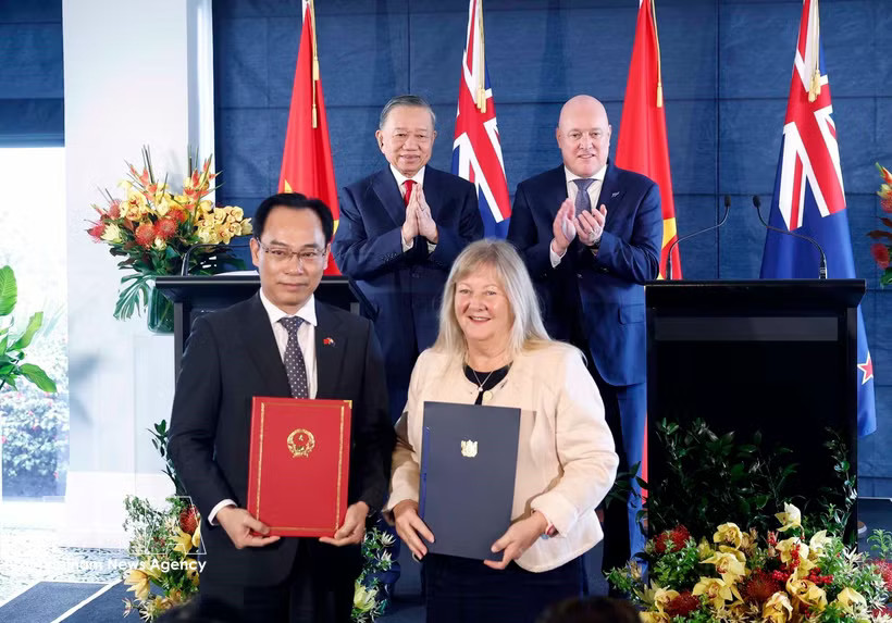 General Secretary of the Communist Party of Vietnam Central Committee and President of Vietnam To Lam and New Zealand Prime Minister Christopher Luxon witness the exchange of cooperation documents between the two countries. (Photo: VNA)