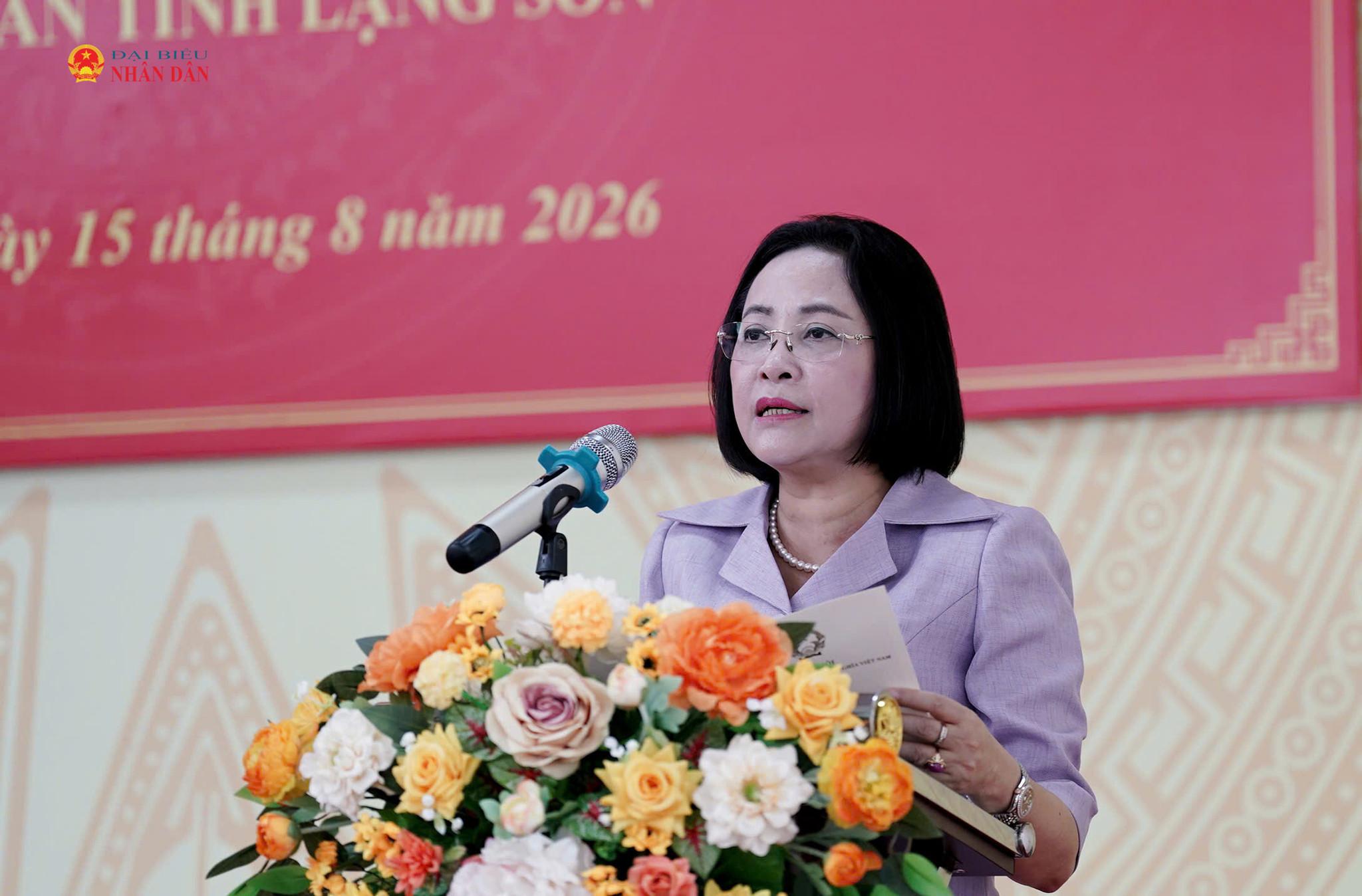 Phó Chủ tịch Quốc hội Nguyễn Thị Thanh thăm, tặng quà học sinh có hoàn cảnh khó khăn tại Lạng Sơn