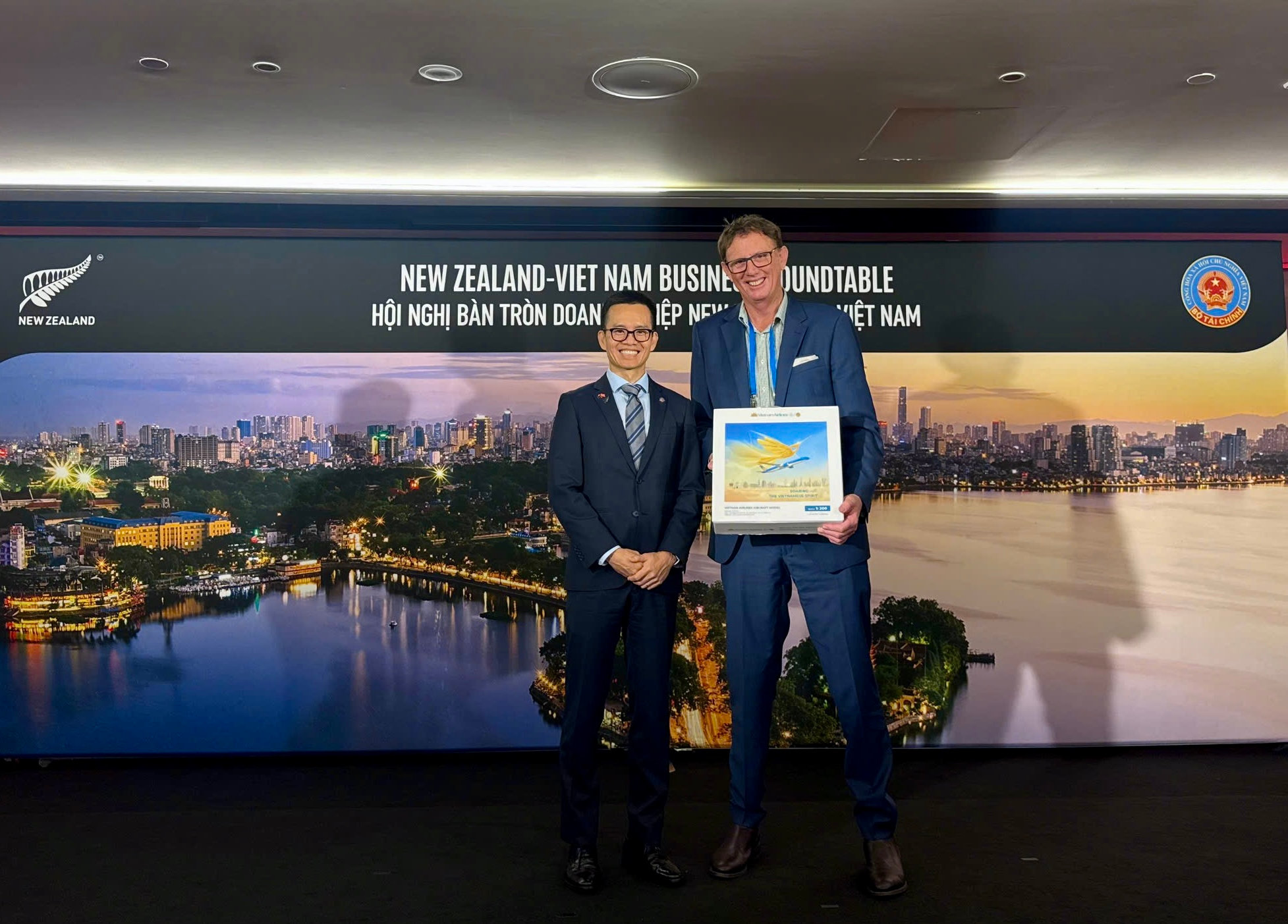 3. Ông Nguyễn Quang Trung, Phó Tổng giám đốc Vietnam Airlines tặng quà lưu niệm cho đại diện Distinction Hotels Group