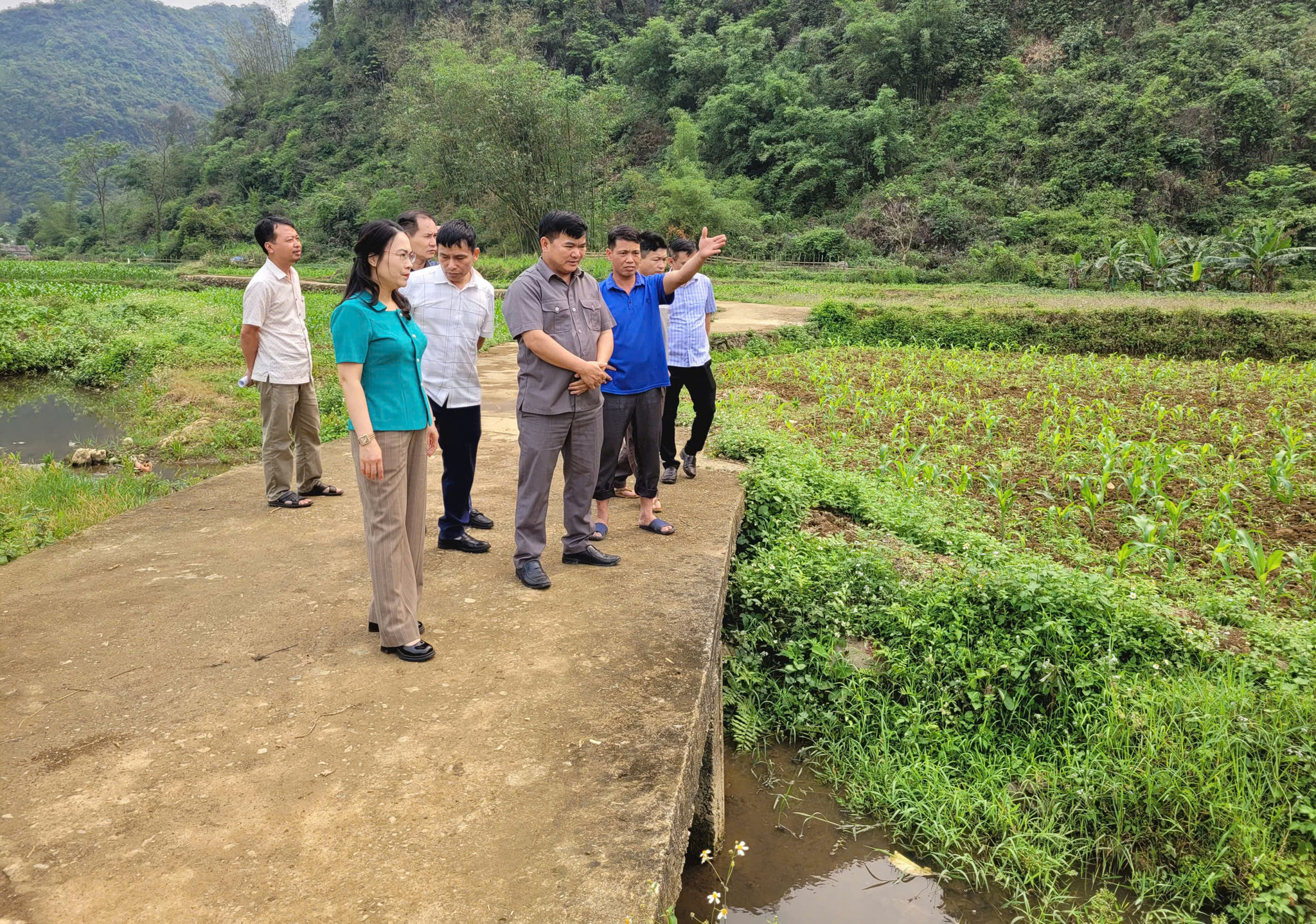 Ban Dân tộc HĐND tỉnh tổ chức khảo sát việc giải quyết kiến nghị của cử tri tại xã Bằng Mạc.