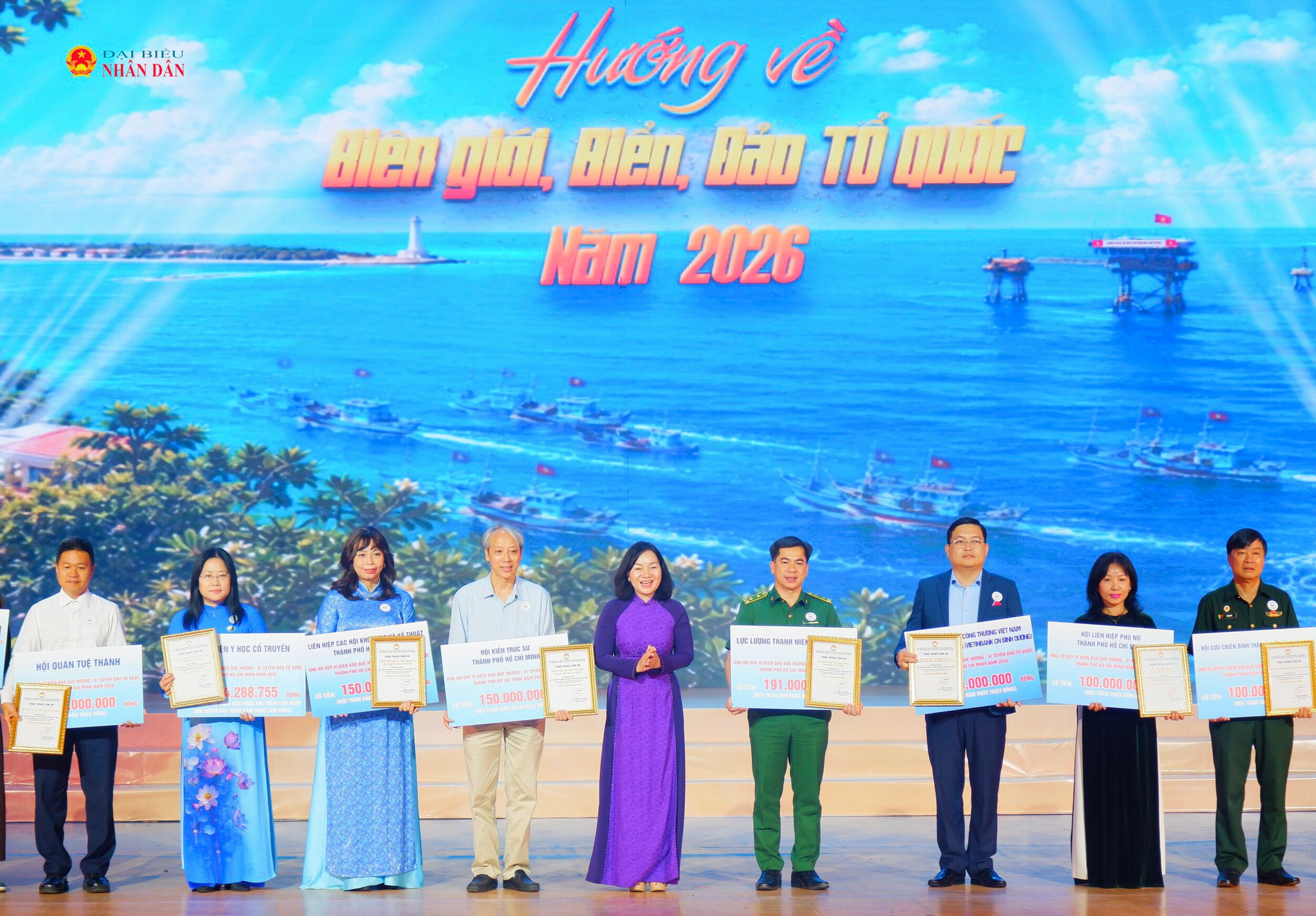 Tại chương trình, các tổ chức, đơn vị, cá nhân đã đăng ký ủng hộ hơn 55,1 tỷ đồng cho Quỹ “Vì biển đảo quê hương - Vì tuyến đầu Tổ quốc” TP. Hồ Chí Minh