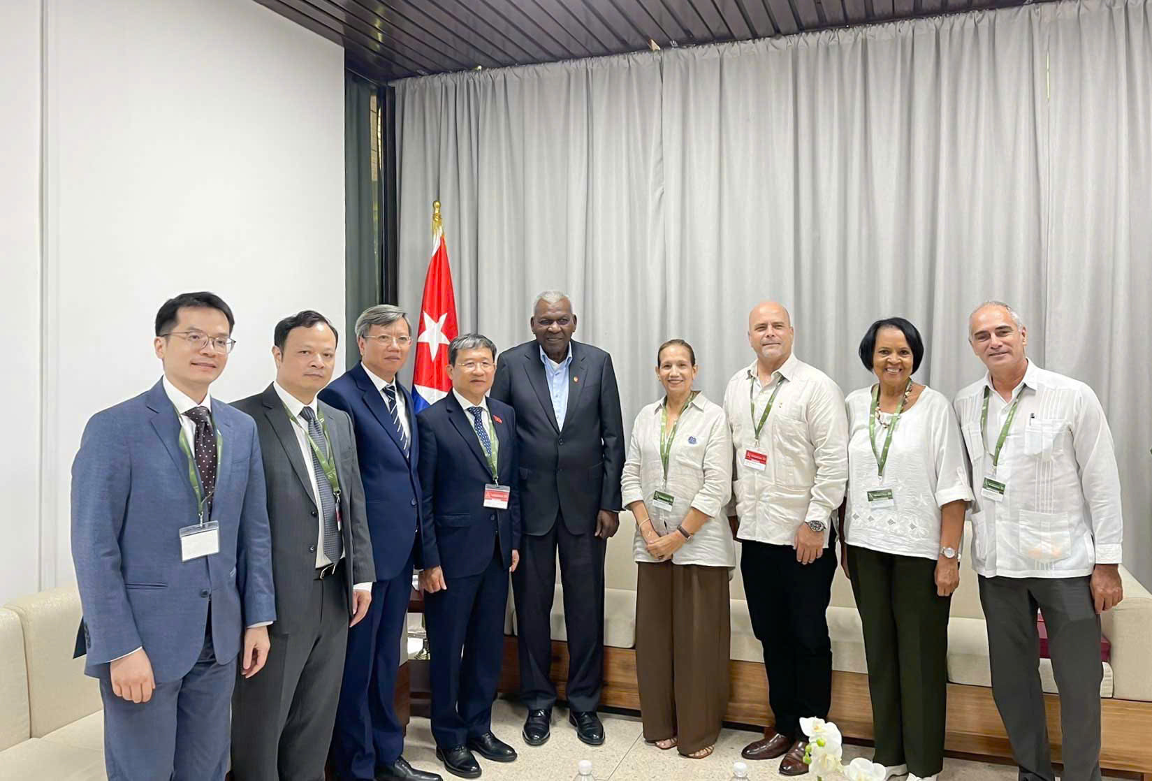 Phó Chủ nhiệm Thường trực Ủy ban Quốc phòng, An ninh và Đối ngoại Vũ Hải Hà tiếp kiến Chủ tịch Quốc hội Chính quyền Nhân dân Cuba Esteban Lazo Hernández