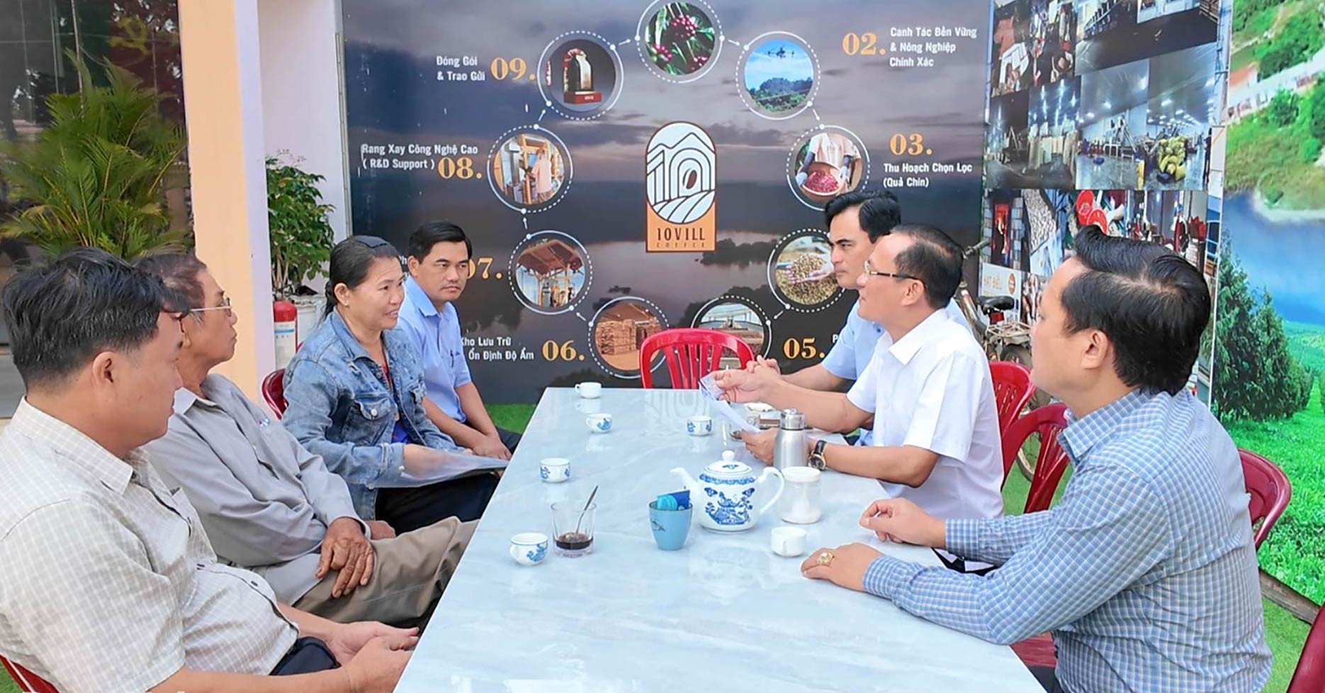 Lãnh đạo xã Nghĩa Trung gặp gỡ, trao đổi với người dân tại bàn trà, cà phê các buổi sáng trong tuần. Ảnh- Quang Minh