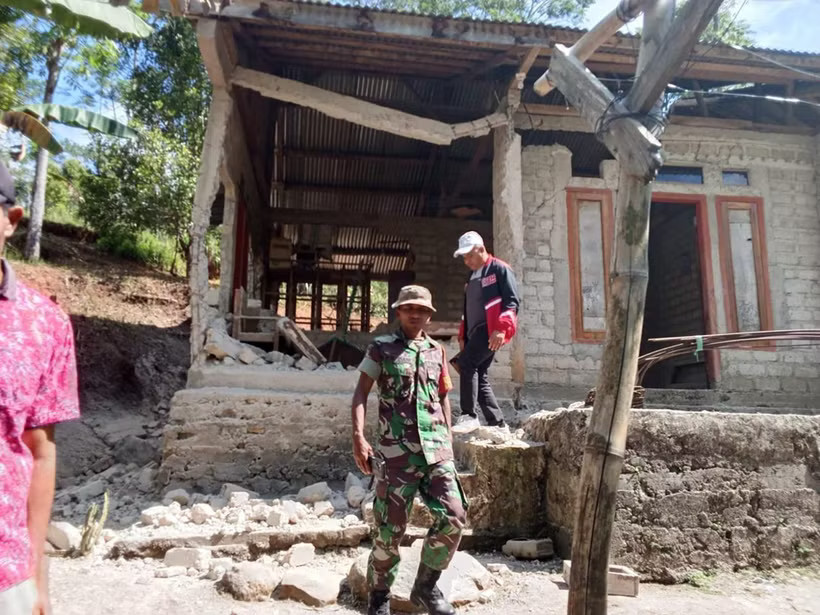 A house is damaged after the earthquake in Flores, Indonesia, on August 15. (Photo: Xinhua/VNA)
