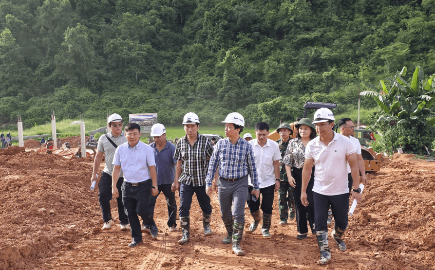 Chủ tịch UBND tỉnh Lê Hải Hòa kiểm tra tiến độ xây dựng dự án trường nội trú liên cấp tại xã Trường Hà. Ảnh- Thành Luân