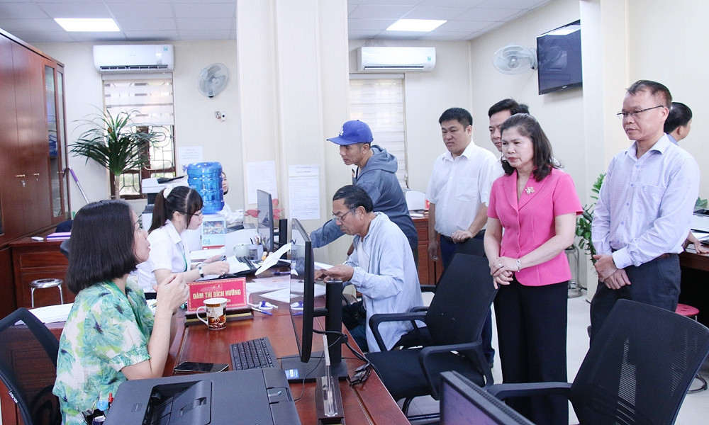 Phó Chủ tịch HĐND tỉnh Lâm Thị Hương Thành cùng các thành viên Tổ giám sát khảo sát thực tế tại Trung tâm Phục vụ hành chính công phường Phù Khê. Ảnh: Mai Phương