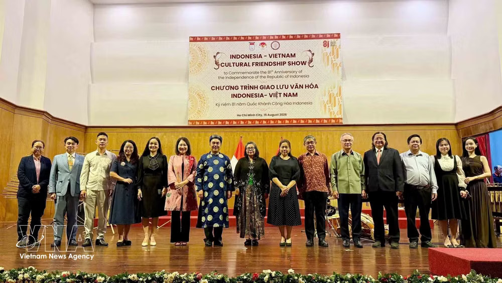Delegates in a group photo at the Vietnam-Indonesia friendship cultural exchange programme in Ho Chi Minh City. (Photo: VNA) vnanet-hcmc-indo.jpg