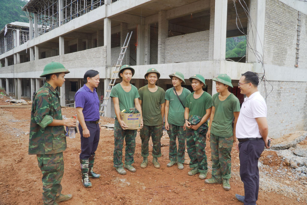 Phó Chủ tịch HĐND tỉnh Lã Hoài Nam động viên lực lượng chiến sĩ tham gia thi công công trình trường nội trú liên cấp xã Tổng Cọt. Ảnh- Mai Dương