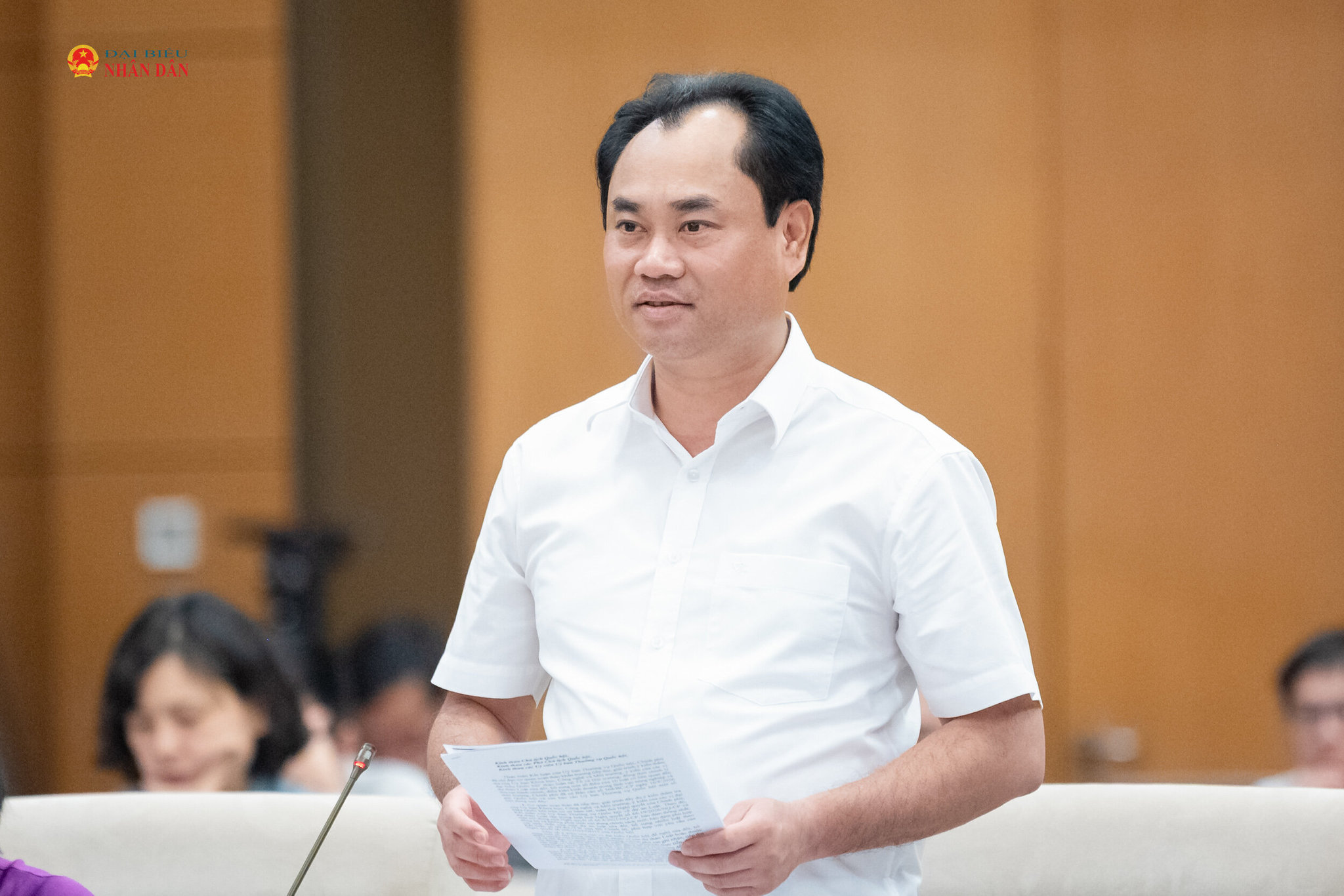 Bộ trưởng Bộ Nông nghiệp và Môi trường Trịnh Việt Hùng trình bày báo cáo tiếp thu, giải trình và chỉnh lý dự thảo Luật sửa đổi, bổ sung một số điều của 10 luật có liên quan đến thủ tục hành chính, điều kiện đầu tư kinh doanh trong lĩnh vực nông nghiệp và môi trường