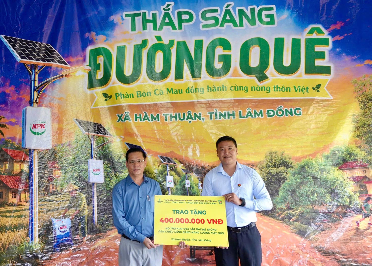Đại diện PVCFC trao biểu trưng kinh phí hỗ trợ xây dựng công trình đèn chiếu sáng giao thông nông thôn xã Hàm Thuận, tỉnh Lâm Đồng
