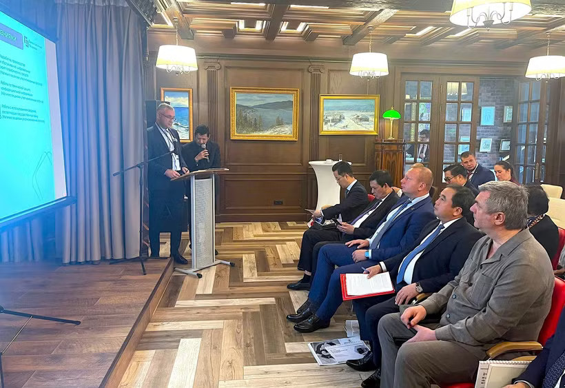 An overview of a meeting between Politburo member and Secretary of the Hanoi Party Committee Tran Duc Thang and representatives of Saint Petersburg businesses. (Photo: VNA)
