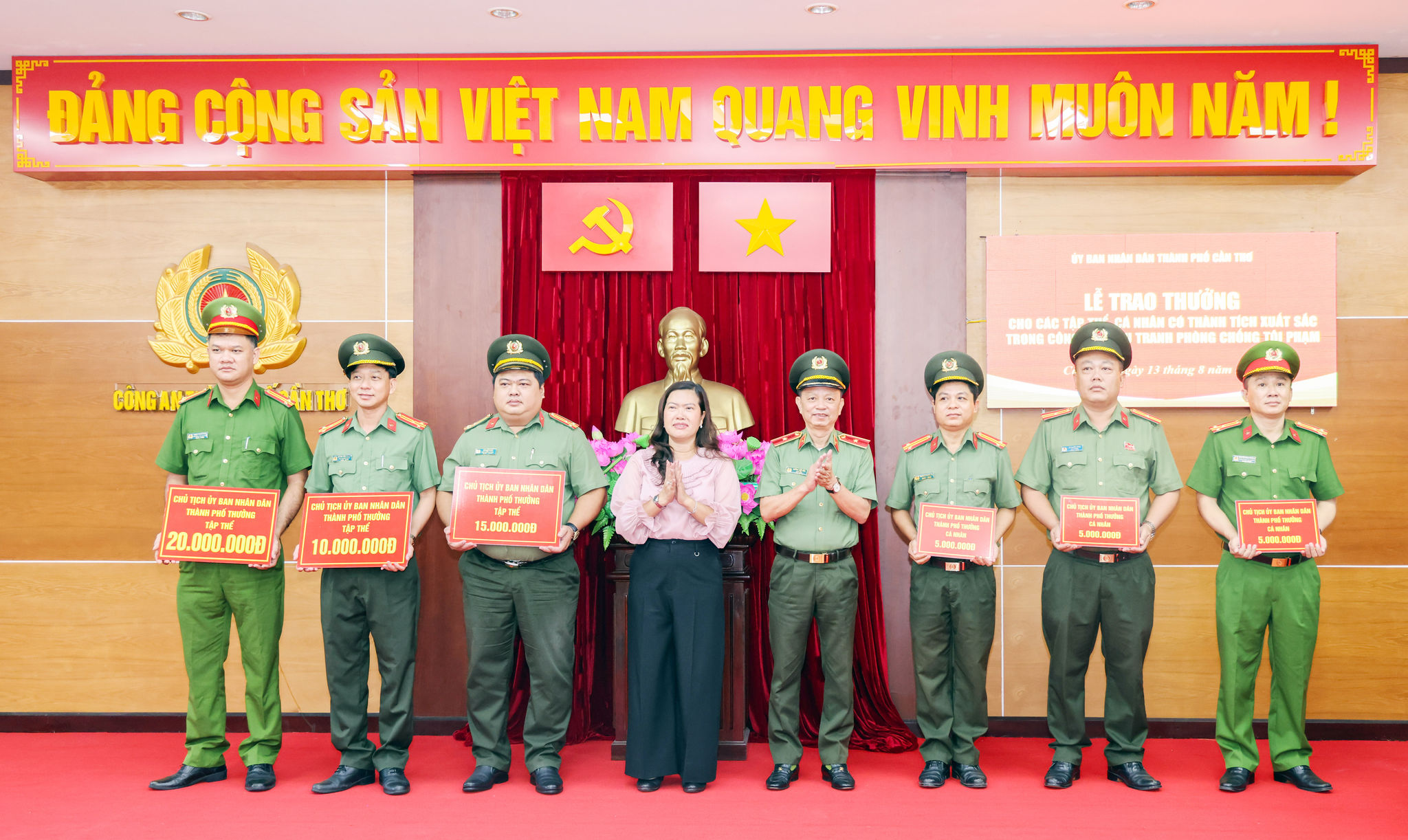Phó Chủ tịch UBND TP. Cần Thơ Nguyễn Thị Ngọc Điệp trao thưởng của Chủ tịch UBND TP. Cần Thơ đến các tập thể, cá nhân có thành tích trong chuyên án