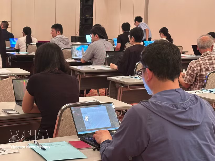Candidates familiarise themselves with the computers before sitting the Vietnamese language proficiency assessment in Osaka on August 15, 2026. (Photo: VNA)