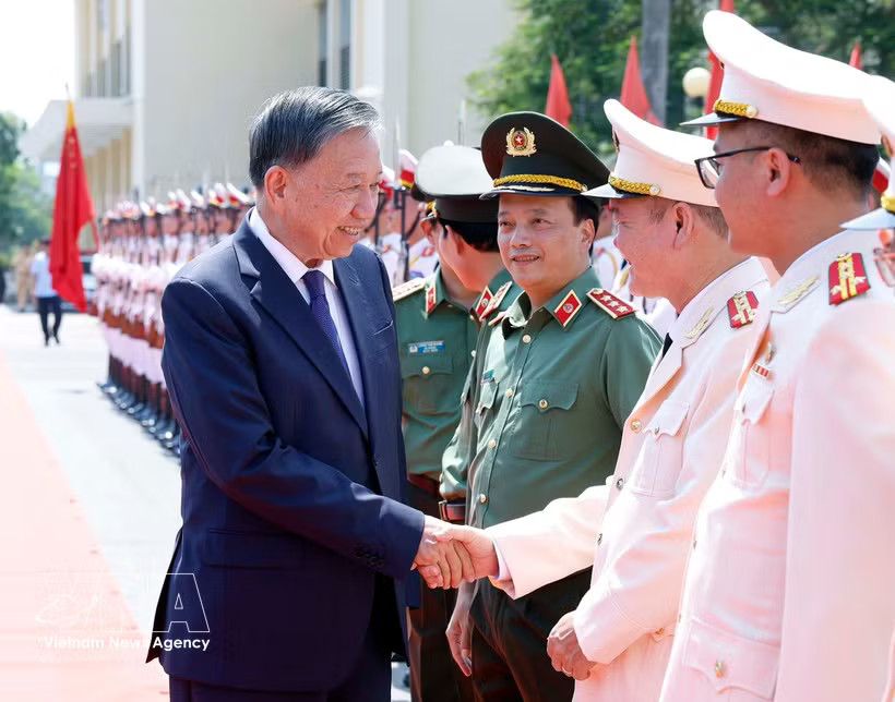 General Secretary of the Communist Party of Vietnam Central Committee and President To Lam (left) meets with officers of the Academy of Security Engineering and Technology under the Ministry of Public Security on August 17. (Photo: VNA)