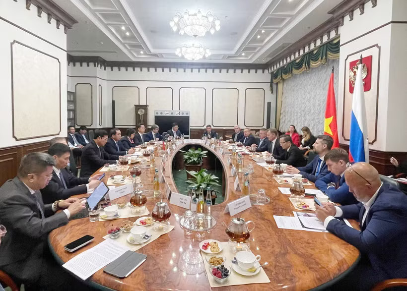 The Hanoi delegation led by Politburo member and Secretary of the municipal Party Committee Tran Duc Thang holds a working session with Russian State Secretary and Deputy Minister of Transport Dmitry Zverev to discuss railway development cooperation on August 13, 2026. (Photo published by VNA) 