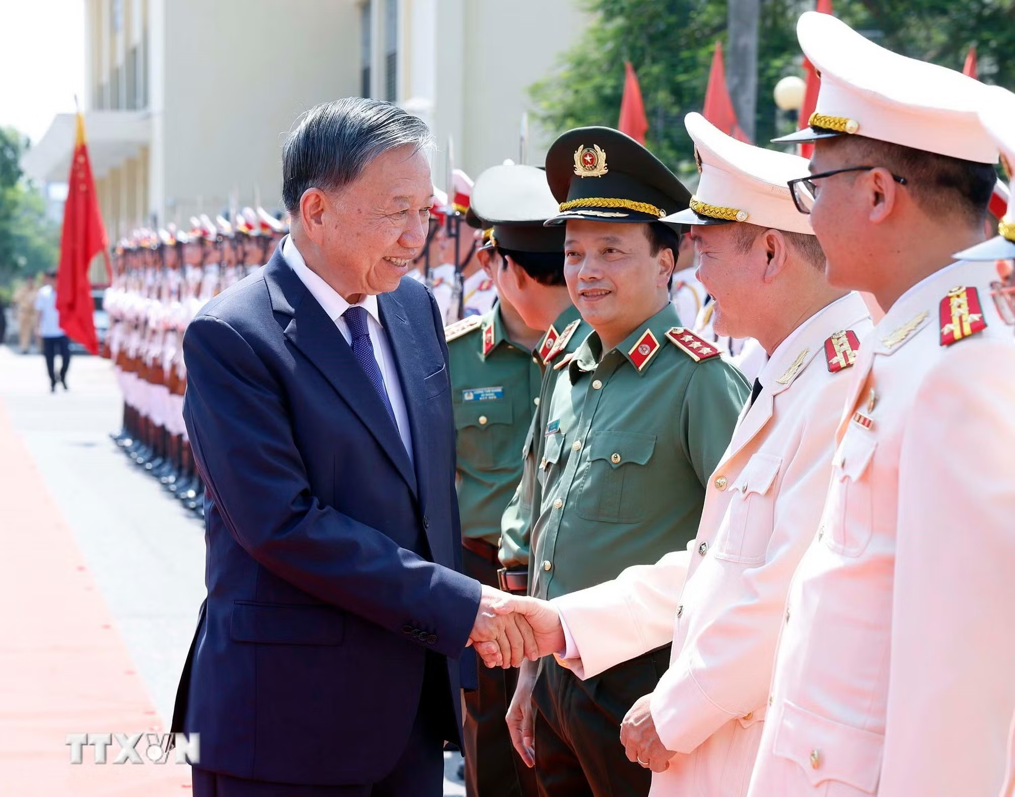 q0auwi7unboffgrn3iuxu-0npvtg-_ttxvn-1708-tong-bi-thu-chu-tich-nuoc-to-lam-tham-hoc-vien-ky-thuat-va-cong-nghe-an-ninh-3.jpg.avif