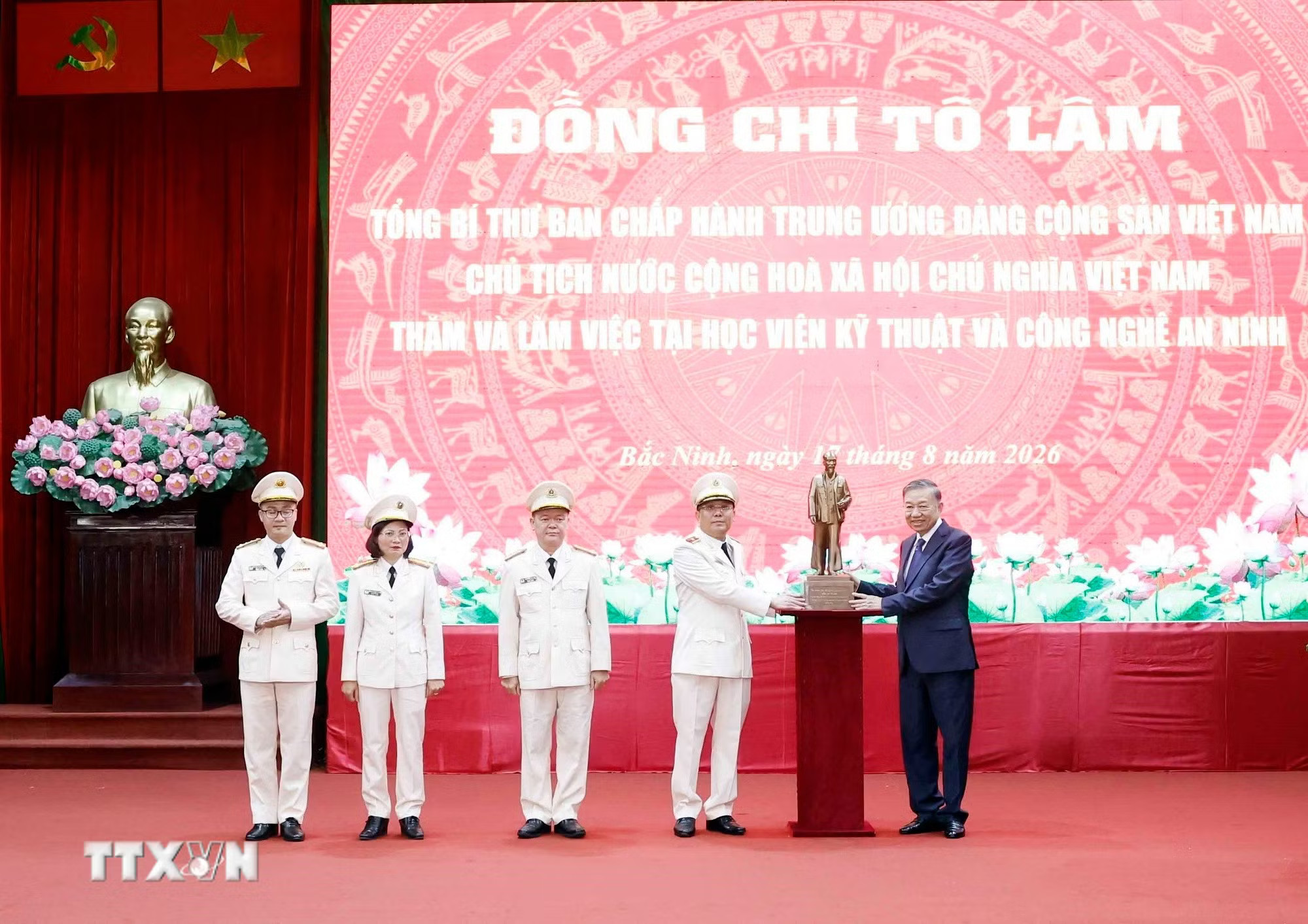 q0auwi9klamjfhwieoxasg-7oldu-_ttxvn-1708-tong-bi-thu-chu-tich-nuoc-to-lam-tham-hoc-vien-ky-thuat-va-cong-nghe-an-ninh-6.jpg.avif