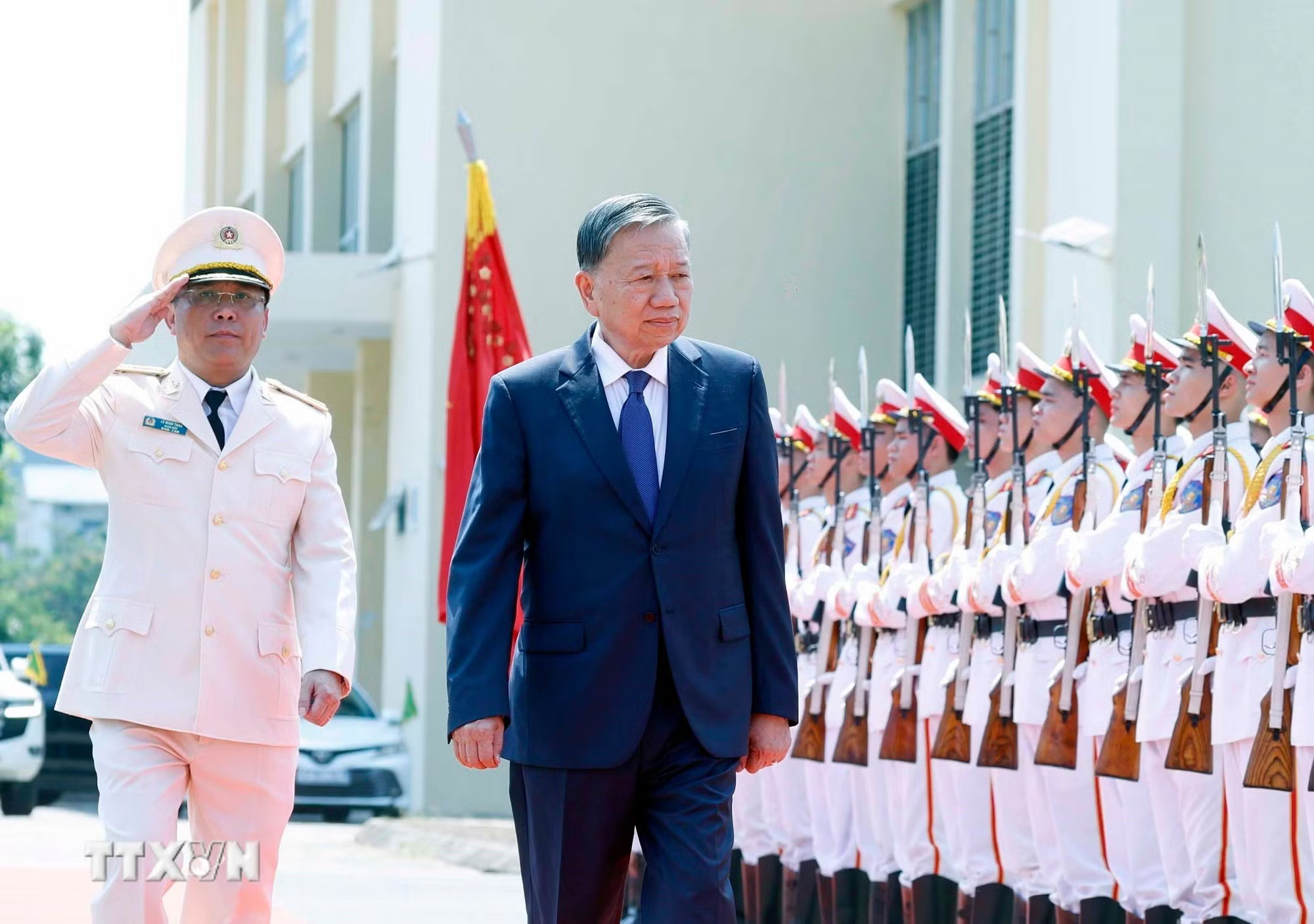 q0auwixdjvgrpwtlxo8gshsgpgto-_ttxvn-1708-tong-bi-thu-chu-tich-nuoc-to-lam-tham-hoc-vien-ky-thuat-va-cong-nghe-an-ninh-1.jpg.avif
