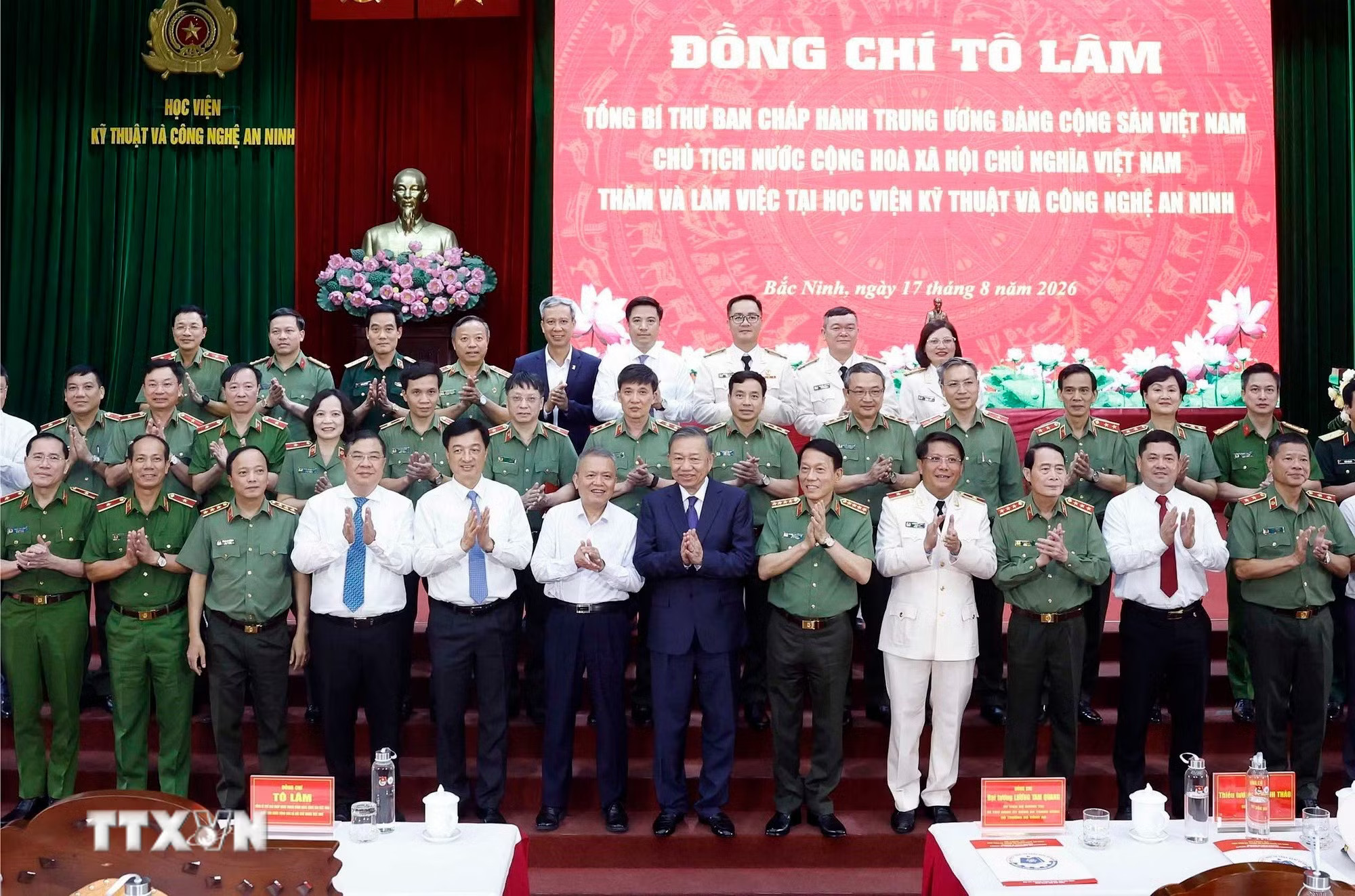 q0auwiz7ndgdy4xraybpqq_uklde-_ttxvn-1708-tong-bi-thu-chu-tich-nuoc-to-lam-tham-hoc-vien-ky-thuat-va-cong-nghe-an-ninh-4.jpg.avif