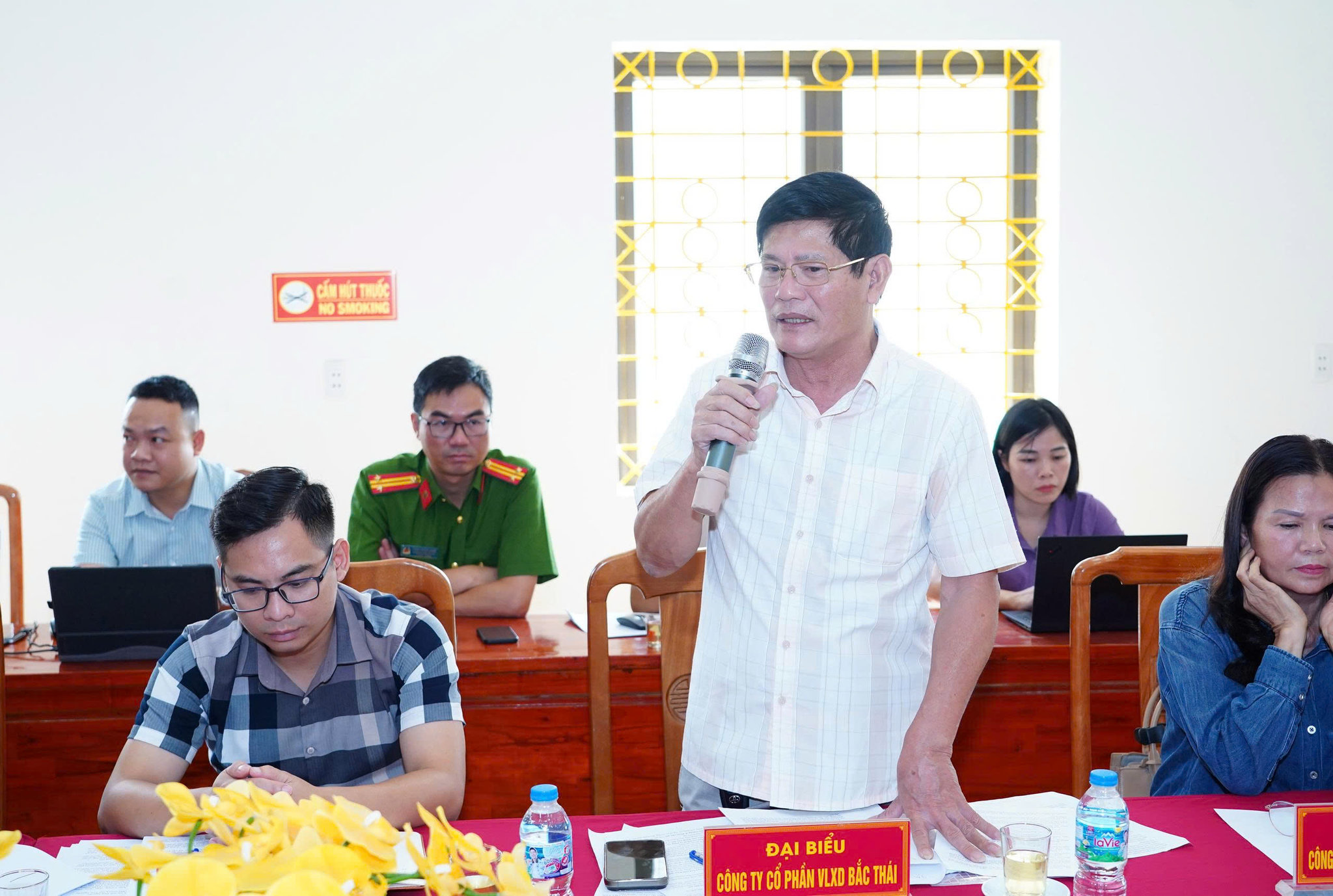 Đại diện các doanh nghiệp trao đổi về tình hình thực hiện Luật Địa chất và khoáng sản, kiến nghị một số nội dung từ thực tiễn hoạt động. Ảnh: Đồng Văn Thưởng.
