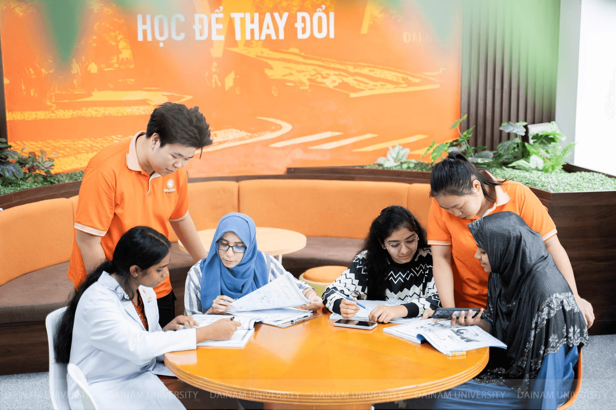 Thêm những người bạn quốc tế, thêm cơ hội để ngoại ngữ và giao tiếp liên văn hóa trở thành một phần của đời sống đại học. Ảnh DNU