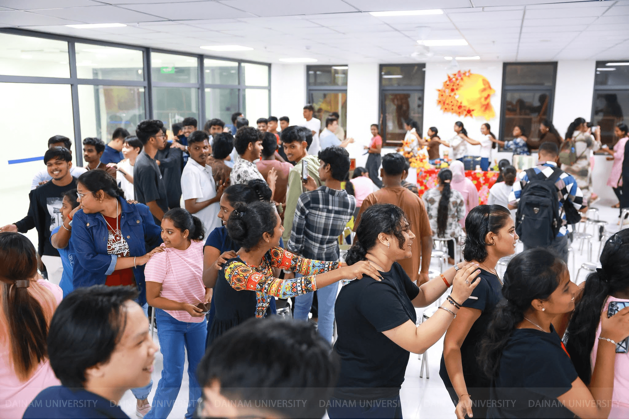 Không gian học tập đa văn hóa giúp sinh viên Đại học Đại Nam có thêm cơ hội rèn luyện khả năng giao tiếp và làm việc với bạn bè quốc tế. Ảnh DNU