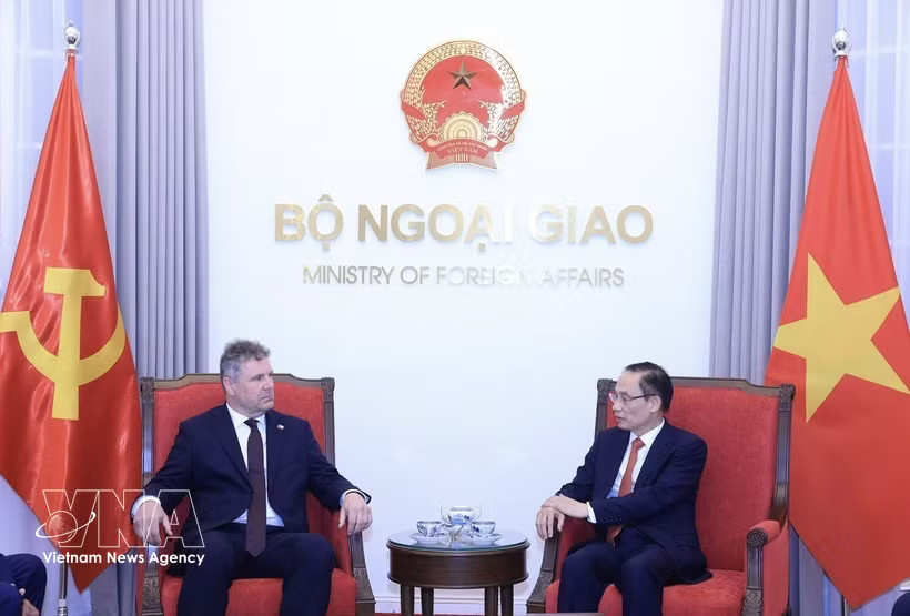 Politburo member and Minister of Foreign Affairs Le Hoai Trung (R) receives visiting Chairman of the Communist Party of Bohemia and Moravia (KSCM) Roman Roun in Hanoi on August 18 (Photo: VNA)