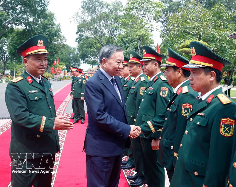 General Secretary of the Communist Party of Vietnam and President To Lam, who is also Secretary of the Central Military Commission, visits Infantry Division 308 of Army Corps 12 under the Ministry of National Defence in Hanoi on August 18 (Photo: VNA)