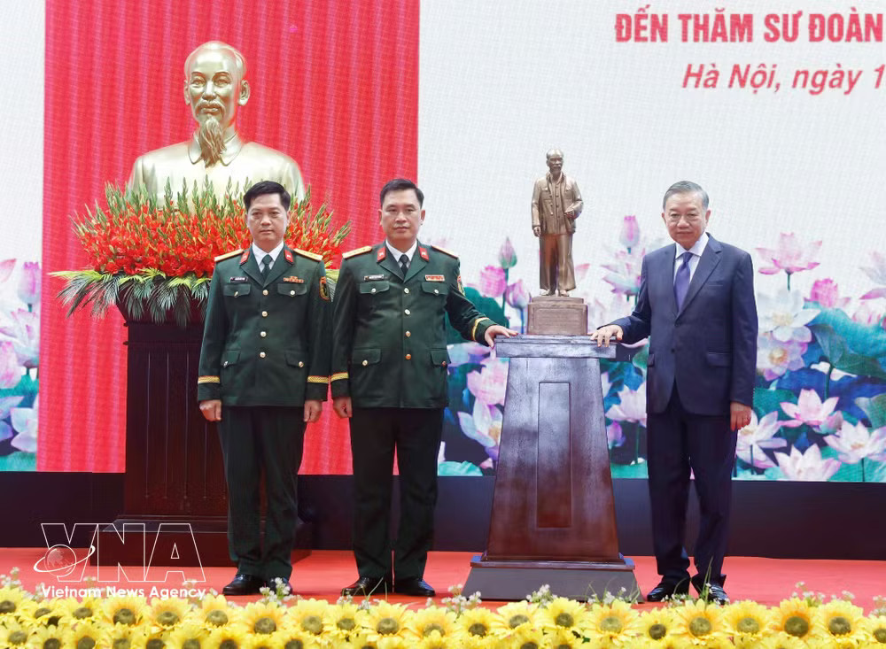 General Secretary of the Communist Party of Vietnam and President To Lam presents Division 308 with a statue of President Ho Chi Minh (Photo: VNA) vnanet-potal-tong-bi-thu-chu-tich-nuoc-to-lam-bi-thu-quan-uy-trung-uong-tham-va-lam-viec-voi-su-doan-bo-binh-co-gioi-308-8963473-1.jpg