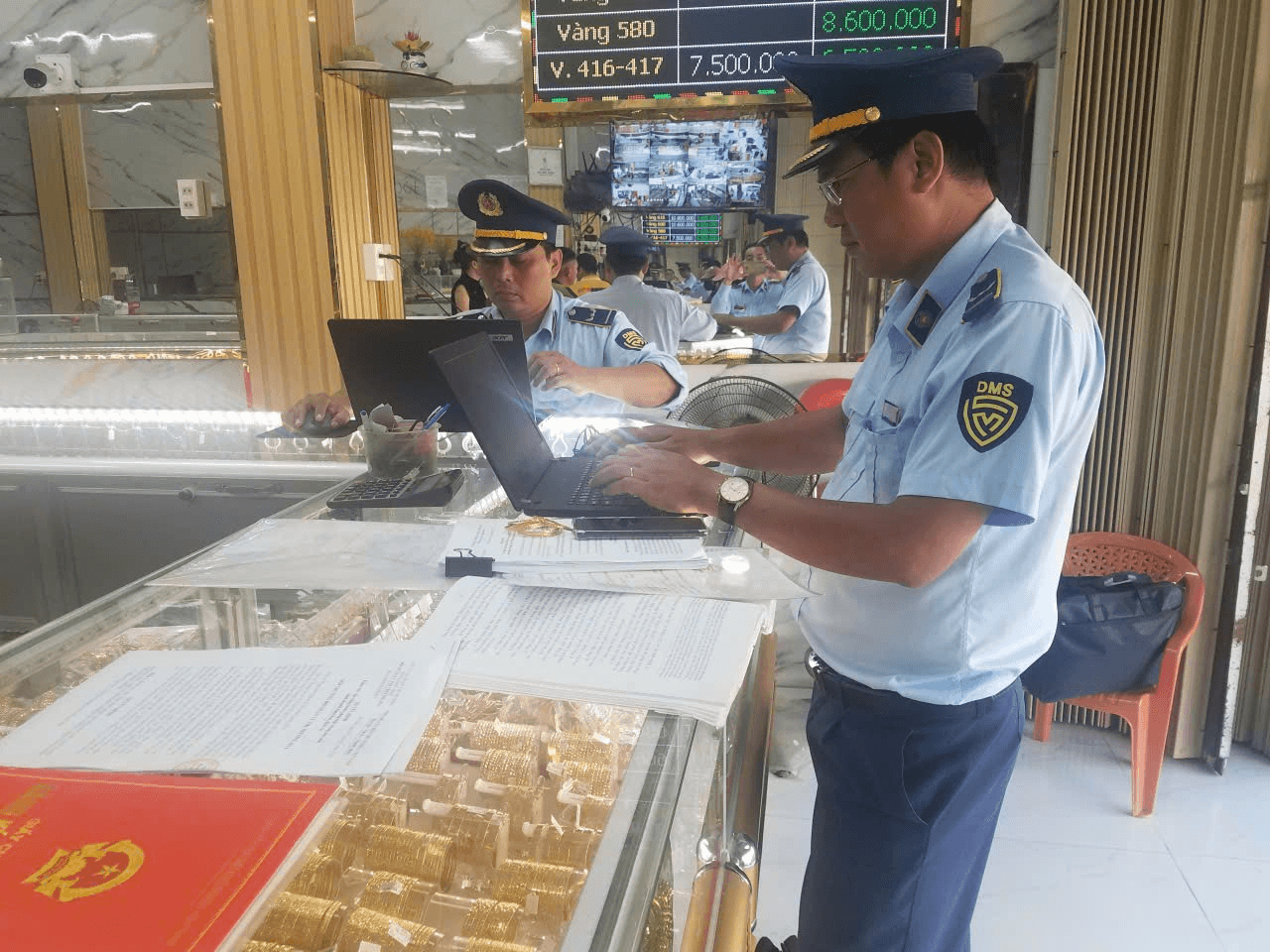 Lực lượng quản lý thị trưởng kiểm tra doanh nghiệp kinh doanh vàng. Ảnh QLTT