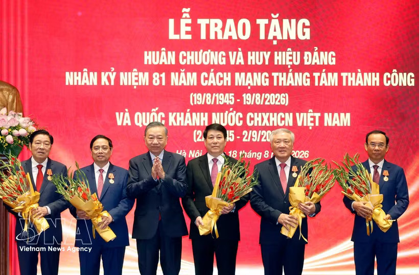 Party General Secretary and President To Lam (third from left) presents the Ho Chi Minh Orders to former Party and State leaders. (Photo: VNA) 