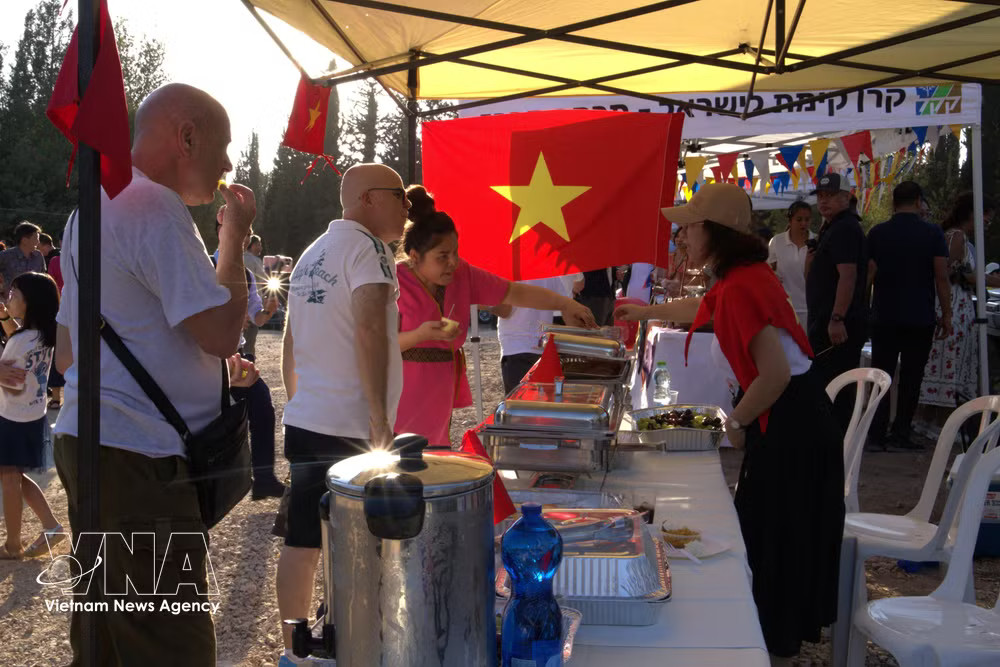 The Vietnamese Embassy in Israel introduces to guests unique dishes, showcasing the richness and diversity of Vietnamese cusine. (Photo: VNA) vnanet-israel.jpg