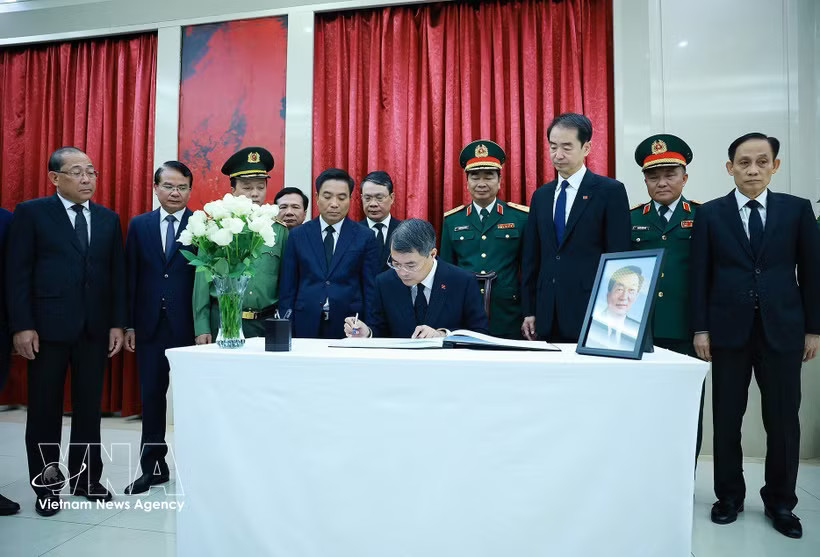 Prime Minister Le Minh Hung writes in the condolence book for former Chinese Premier Zhu Rongji. (Photo: VNA)