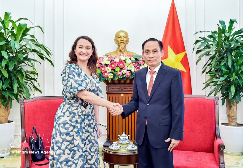 Minister of Foreign Affairs Le Hoai Trung (right) receives Uruguayan Deputy Foreign Minister Valeria Csukasi Cabrera on August 17 (Photo: VNA)