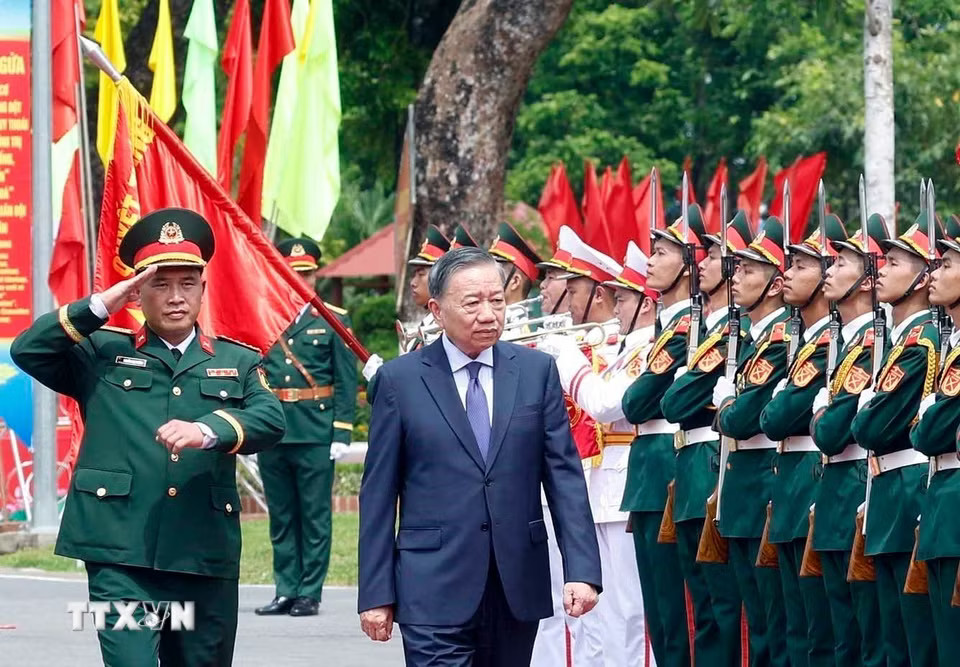 ttxvn-tong-bi-thu-chu-tich-nuoc-to-lam-bi-thu-quan-uy-trung-uong-tham-va-lam-viec-voi-su-doan-bo-binh-co-gioi-308-18-2.jpg.avif