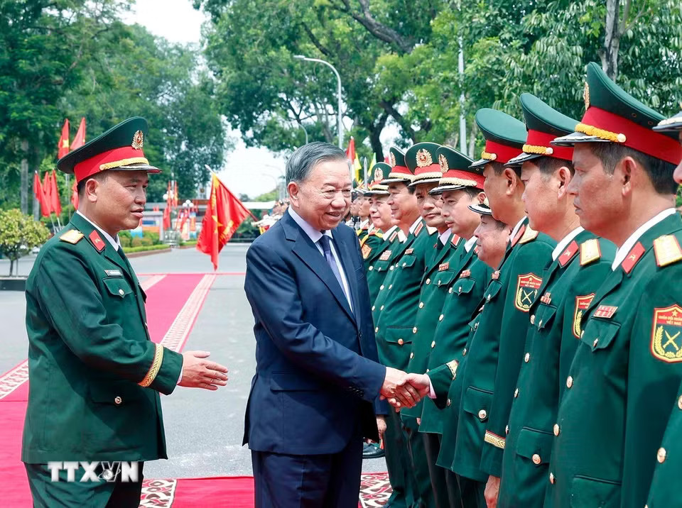 ttxvn-tong-bi-thu-chu-tich-nuoc-to-lam-bi-thu-quan-uy-trung-uong-tham-va-lam-viec-voi-su-doan-bo-binh-co-gioi-308-18-3.jpg.avif